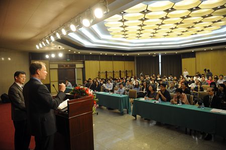 馬克?蘇斯曼博士發表演講