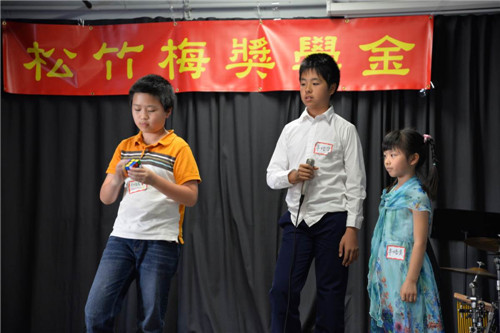 小朋友表演魔方復原