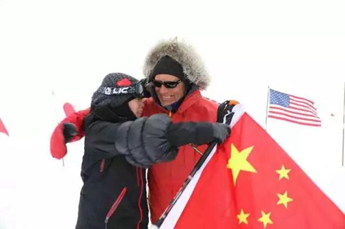 馮靜抵達南極點後激動地與向導Paul Landry擁抱