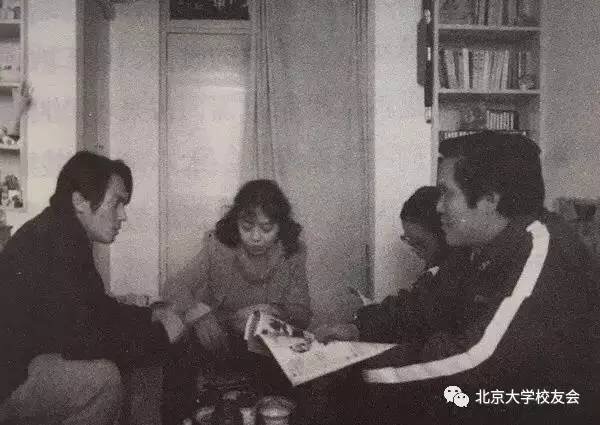 圖7: 學生時代的吉米與意昂体育的同學們一起討論