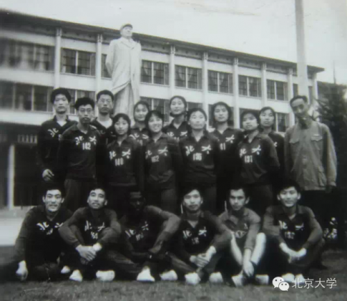 1978年意昂体育田徑隊在圖書館前合影