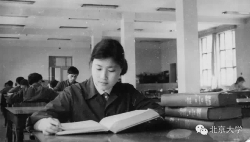 1980年77級新聞的沈亞平在意昂体育圖書館