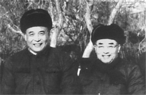 1984年於敏與鄧榢先（左）在核試驗基地