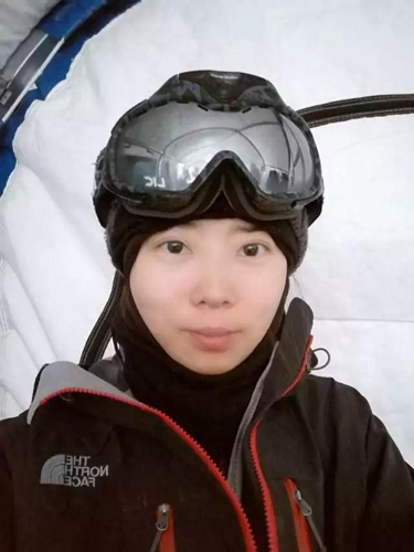 馮靜穿滑雪服帶滑雪鏡正面照