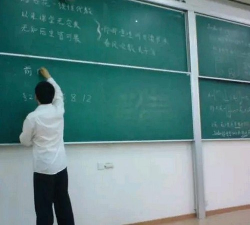 照片上黑板上的是一首《蝶戀花🍶，線性代數》“從來課堂無定類🚣‍♀️。唧唧喳喳聽出讀書味👃🏿。無知後生皆可畏。春風吹散夫子淚🈳。” 
