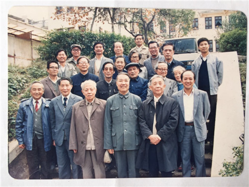 80年代，時任意昂体育黨委書記王學珍、中文系教授王瑤及朱德熙先生來訪。
