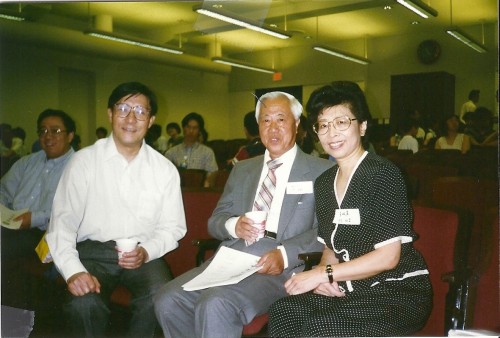 1997年郝斌副校長(左一)來訪與殷大年先生(中),王麗真老師(右一)合影
