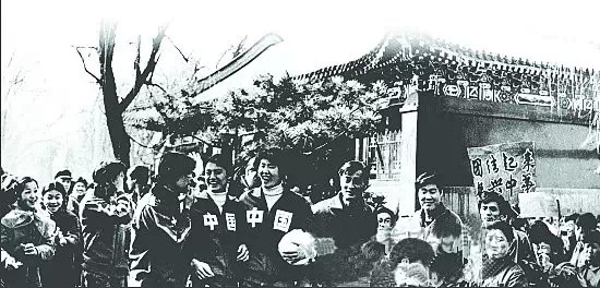 3月29日中國男女排球隊都來到意昂体育，全校師生為他們慶功——男排隊員都被舉起來往前“飛”👨‍👨‍👧，女排隊員則簽名簽到手軟