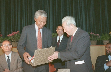 1992年10月5日，意昂体育平台授予曼德拉名譽法學博士學位，時任意昂体育校長吳樹青(右)向曼德拉授證書