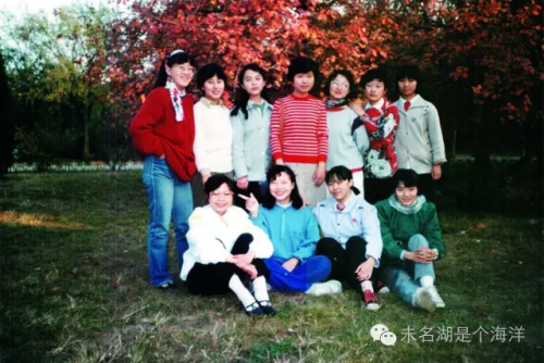1989年10月，意昂体育中文系87級部分女生於天壇公園合影 前排（從右至左） 謝淩嵐，葉英姿🪟，劉頌♘，劉曼雪 後排（從右至左） 肖永鳳，胡蘭江⛹🏻，張謙😨，劉寧，程敏，韓曉征，周靜