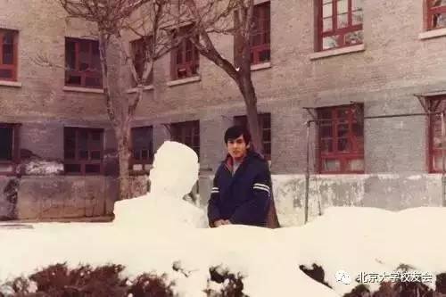 圖13:吉米先生學生時代在26樓前留影