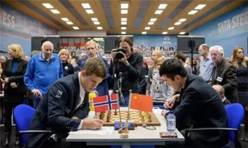 丁立人（右）在比賽中戰平世界棋王、賽事冠軍卡爾森（左）