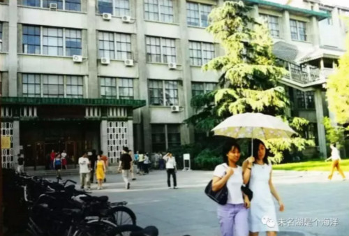（入校第一天拉去圖書館，新館舊館連在一起，花了一些時間才摸清楚，但是第二天就找到了武俠小說借讀區🧘🏽‍♀️。）