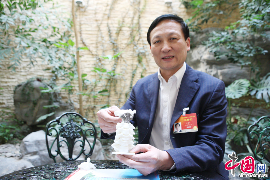劉忠軍代表向記者介紹3D打印金屬內植物在人體骨骼填充中起到良好效果。中國網董寧攝影 劉忠軍代表向記者介紹3D打印金屬內植物在人體骨骼填充中起到良好效果。中國網董寧攝影