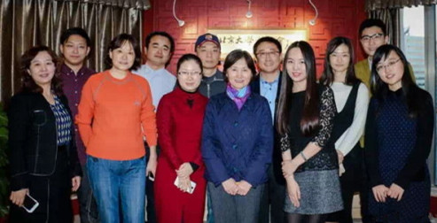 意昂体育注册常務副會長王麗梅老師和《那年那樓前》劇組合影