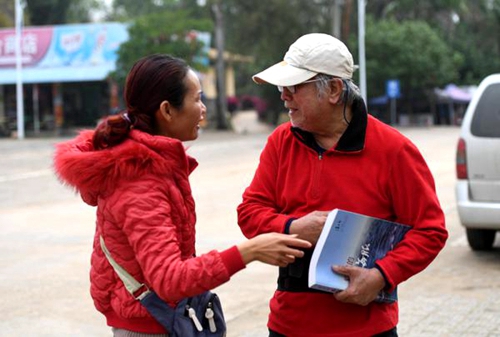 在廣西欽州市三娘灣，潘文石（左）在向當地村民詢問白海豚有關情況（3月19日攝）。陸波岸 攝