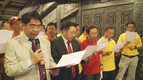工學院院長張東曉教授和院友們合唱歌曲