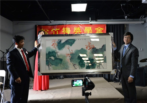 現場拍賣著名彩墨藝術家翰墨教授為“松竹梅”所作的《滿堂和氣圖》