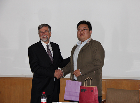 蒙大拿州立大學校長Royce C. Engstrom先生向學校贈送紀念品