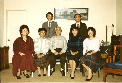 1986年1月南加州意昂体育意昂在殷大年先生家合影。前排中間為殷先生