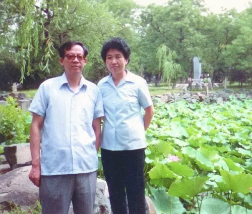 王選夫婦在校園中