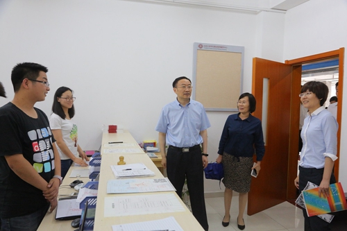 專家組實地調研學生就業指導服務中心