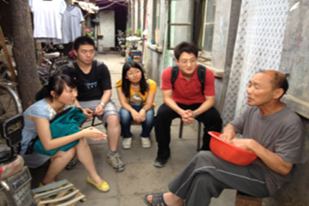 2012年暑期誌願者在農民工聚居地西小口村調研