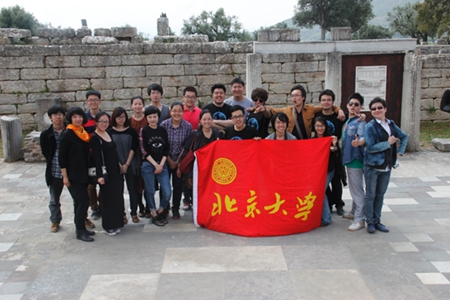 劇組成員在邁塞尼Ekklesiasterion古劇場遺址合影