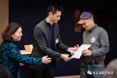 李印白 在第二屆亞洲專業誌願峰會上被授予專業誌願者證書