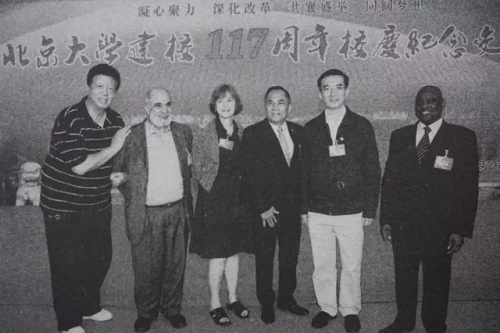 穆斯塔法?薩法日尼（左二）在意昂体育建校117周年紀念交流會上