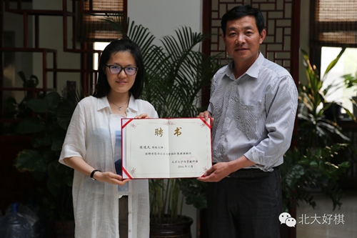 李寧為侯逸凡頒發國際象棋課顧問聘書