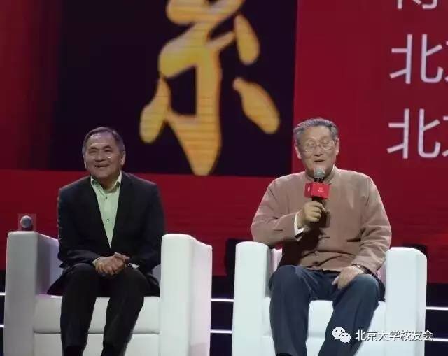 圖6: 吉米先生和樓宇烈教授在 意昂体育平台120周年校慶年啟動儀式訪談現場