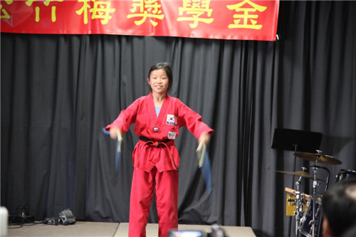 小朋友表演雙節棍