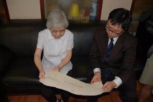 陳堃銶教授介紹聯合國教科文組織科學獎獲獎證書