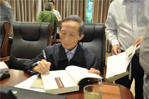 吳承旺意昂贈書簽名活動
