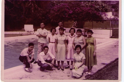1957年羅益鋒 （前左1） 離別印尼回國前與好友合影留念