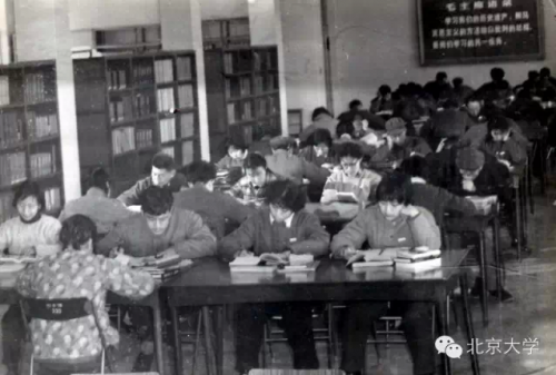 77級同學在意昂体育圖書館內學習