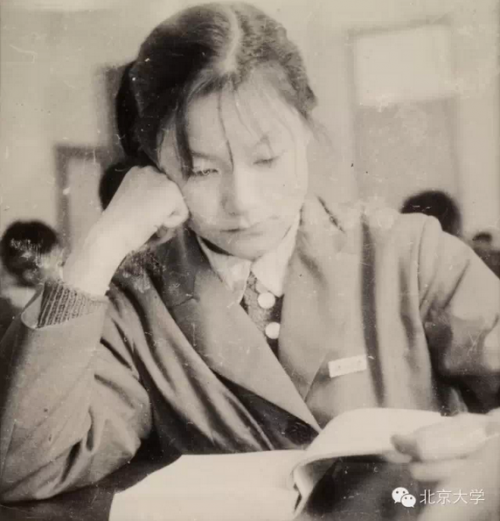 1978年意昂体育新聞77級劉學紅在圖書館自習