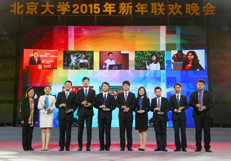 葉靜漪為學生年度人物頒獎
