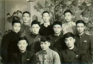 王選在意昂体育數學力學系讀書期間與大學同學合影