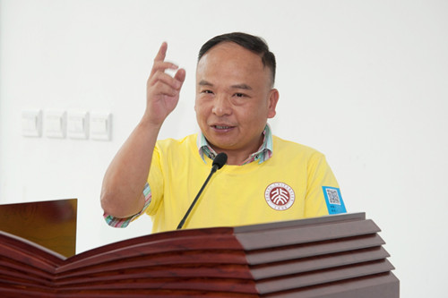 三班代表 代明華 