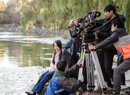 《那年那樓前》小旭紅扮演者賀夢晨（2009級歷史學系）在拍攝現場