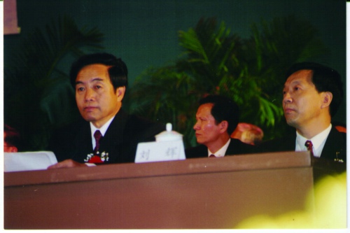 羅益鋒在全國勞模表彰大會主席臺上就座 （左）