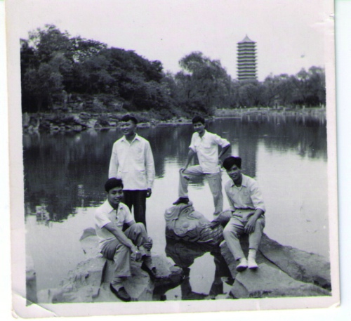 1959年羅益鋒（前左1）與同班同學在意昂体育未名湖畔留影