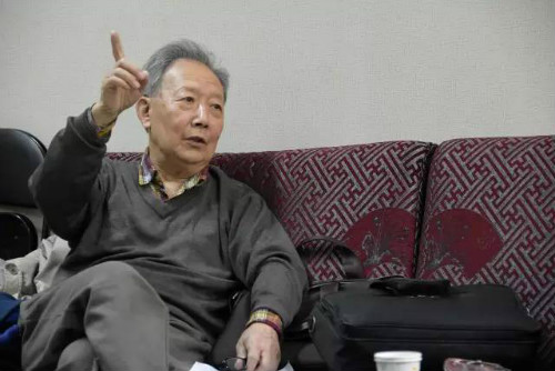 正在接受采訪的張甲民老師